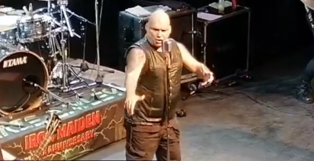 blaze bayley dedier sa performance de wrathchild a paul di anno lors d un concert a athenes video