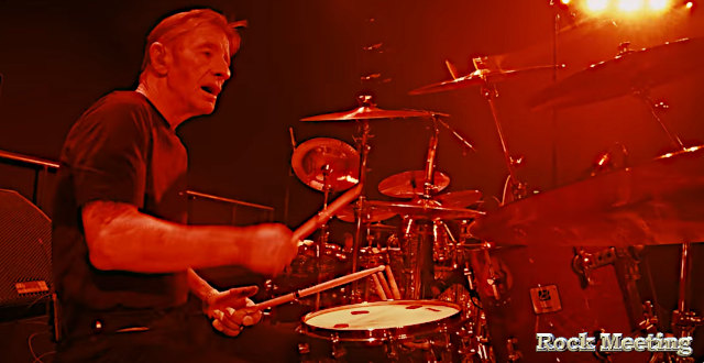 phil rudd interpretant back in black avec un orchestre philharmonique en nouvelle zelande