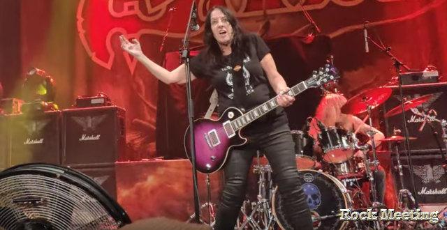 video kim mcauliffe de girlschool a du mal a rester debout pendant son concert a oerebro en suede