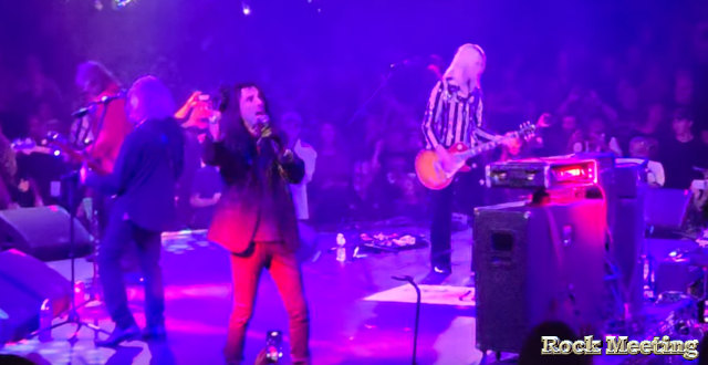 videos alice cooper retrouve les camarades de son groupe originel pour un concert exceptionnel au christmas pudding 2025