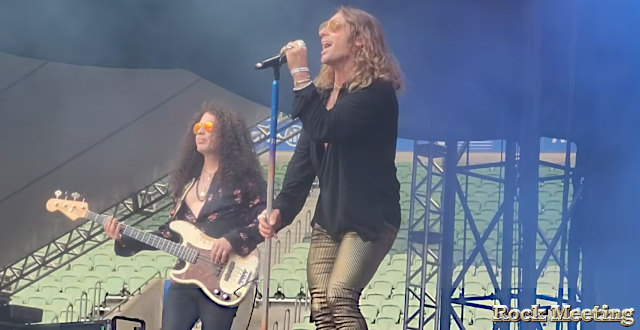 dirty honey interprete leur tout nouveau titre lights out au festival monsters of rock au bresil