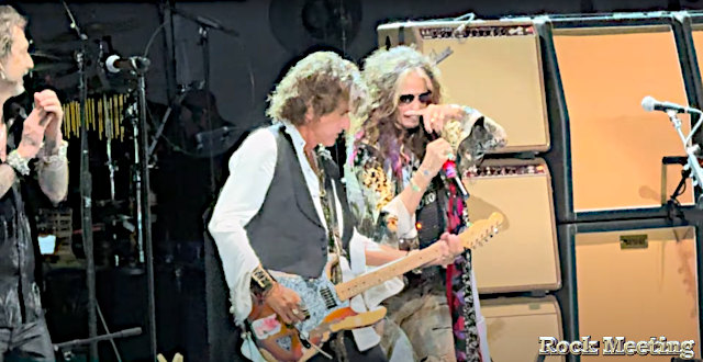 steven tyler rejoint joe perry et brad whitford ses compagnons de route d aerosmith sur scene au hollywood bowl 17 09 2025